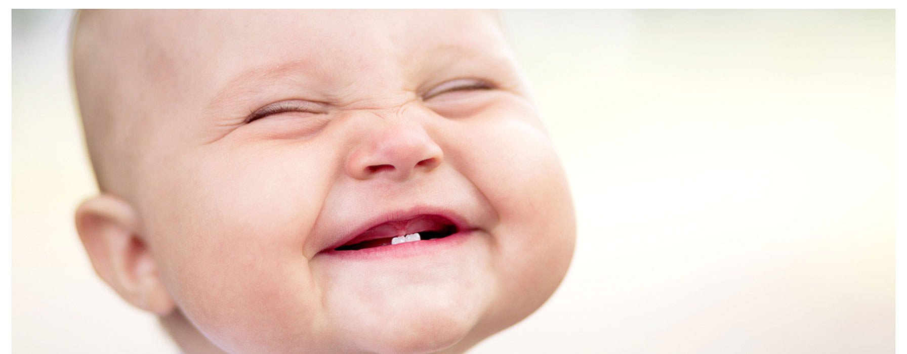 Massages pour calmer bébé lorsqu'il a mal aux dents : les conseils